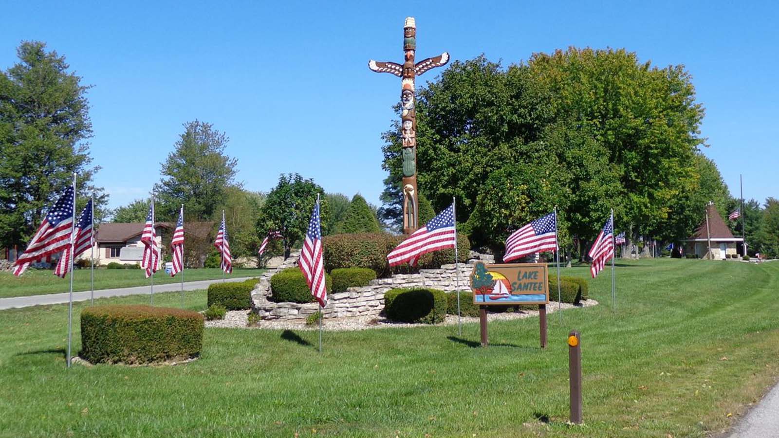 Lakeview_Wellness_Lake_1600x900_0003_Lake Santee Flags at Entrance